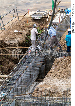 建築 コンクリート打設 棒形振動機 柱の打込み 建築 コンクリート打設 棒形振動機 柱の打込み 82459627