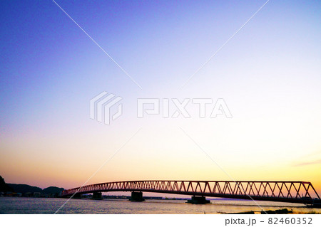 厚岸大橋　夕暮れ　夕焼け　 82460352