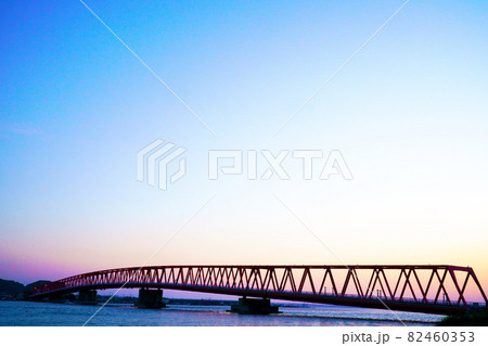 厚岸大橋　夕暮れ　夕焼け　 82460353