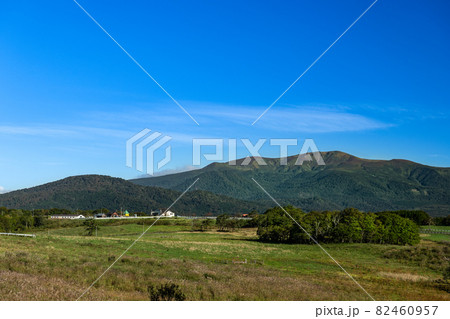 秋の栗駒山と高原の牧場 82460957