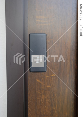 玄関扉の電子キー　ボタン 82460989