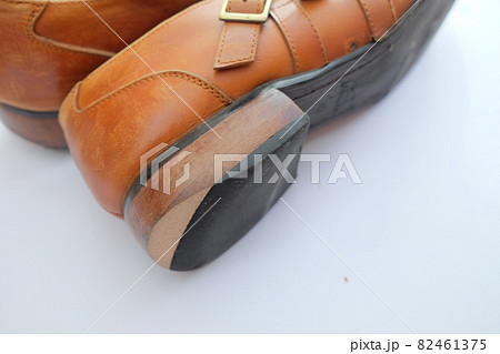 革靴のかかと　すり減り 82461375