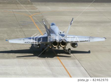 地上滑走する在日米海軍の空母艦載機F/A-18Cホーネット戦闘攻撃機 82462970
