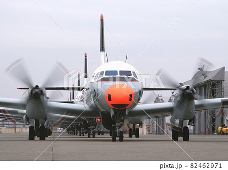 編隊を組んで地上滑走する海上自衛隊のYS-11T国産練習機 82462971