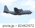 大空を飛行する在日米空軍のC-130Hハーキュリーズ戦術輸送機 82462972