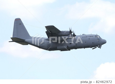 大空を飛行する在日米空軍のC-130Hハーキュリーズ戦術輸送機 大空を飛行する在日米空軍のC-130Hハーキュリーズ戦術輸送機 82462972