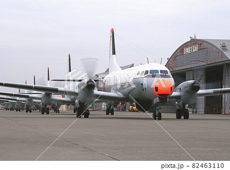 編隊を組んで地上滑走する海上自衛隊のYS-11T国産練習機 82463110