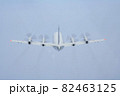 青空を飛行する災害派遣や尖閣諸島にも出動する海上自衛隊のP-3Cオライオン哨戒機 82463125