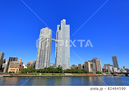 東京　中央区の都市風景　隅田川と聖路加ガーデンタワー 82464590