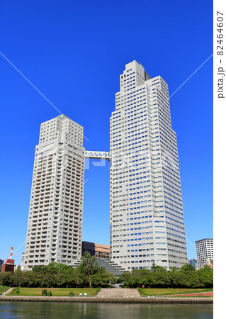 東京　中央区の都市風景　隅田川と聖路加ガーデンタワー 82464607