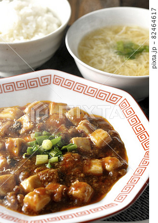 お豆腐がたくさん入っている熱々四川風麻婆豆腐とライスとタマゴスープ お豆腐がたくさん入っている熱々四川風麻婆豆腐とライスとタマゴスープ 82464617