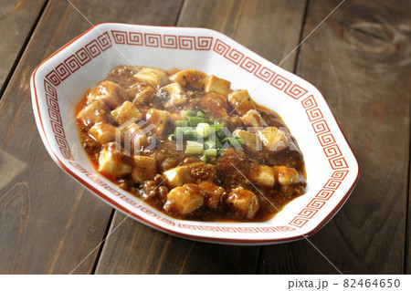 お豆腐がたくさん入っている熱々四川風麻婆豆腐 82464650