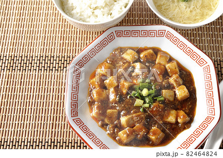 お豆腐がたくさん入っている熱々四川風麻婆豆腐とライスとタマゴスープとレンゲを俯瞰で撮影 82464824