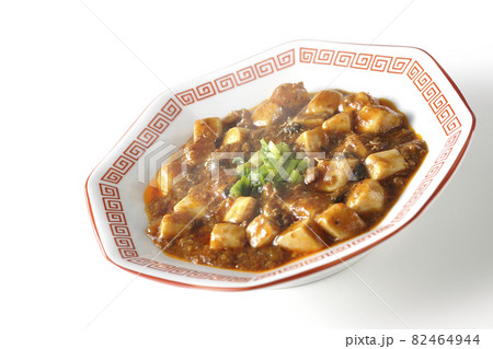 お豆腐がたくさん入っている熱々四川風麻婆豆腐を白背景で撮影 82464944
