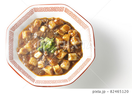 お豆腐がたくさん入っている熱々四川風麻婆豆腐を白背景で俯瞰撮影 82465120