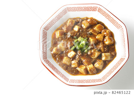 お豆腐がたくさん入っている熱々四川風麻婆豆腐を白背景で俯瞰撮影 82465122