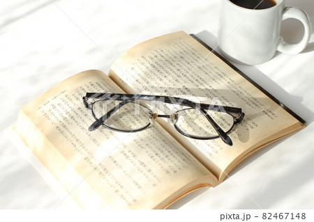本と眼鏡、コーヒー 82467148