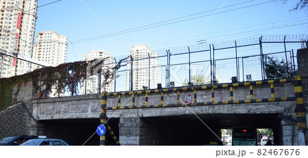 文革の標語跡が残る戦前からある線路橋（中国・大連） 82467676