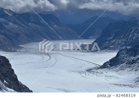 ユングフラウヨッホからのアレッチ氷河の眺め（スイス）の写真素材