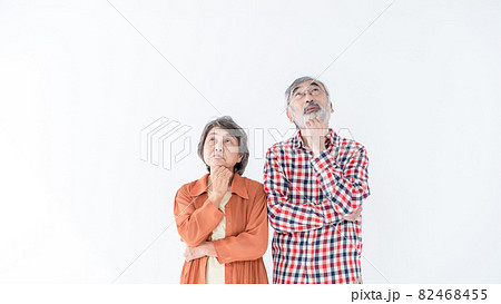 シニアカップル　悩む　考える　怒る 82468455