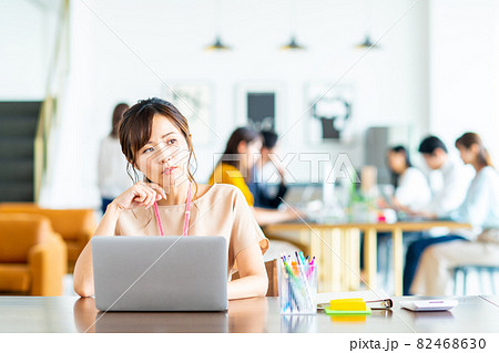 オフィスのビジネスウーマン　 82468630