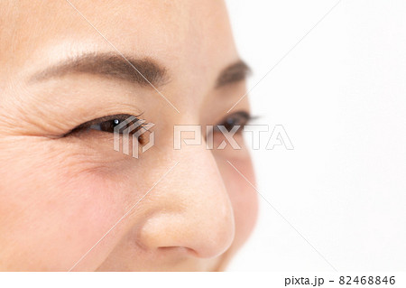 ミドル女性　目元 82468846