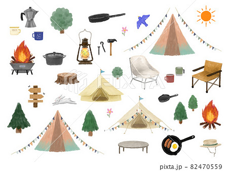 アウトドア・キャンプの手描きイラストセット 82470559