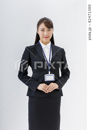 スーツ姿の女性 82471360