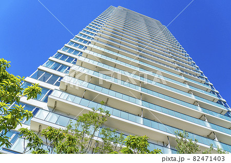 爽やかな青空と見上げるタワーマンション 82471403