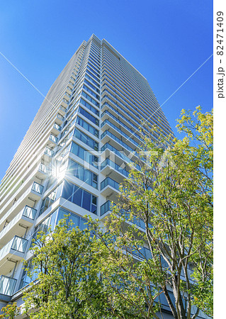 爽やかな青空と見上げるタワーマンション 82471409