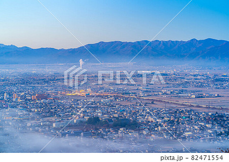 朝霧に包まれる初冬の松本平　【長野県】 82471554
