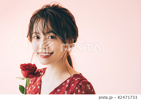 一輪の花と女性 82471733