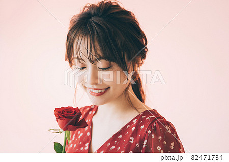 一輪の花と女性 82471734