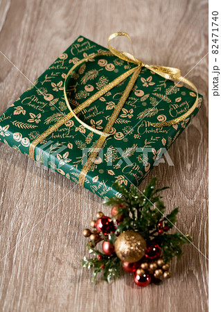 金リボンのクリスマスギフトラッピング 82471740