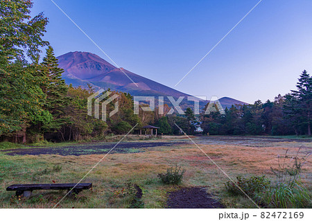 (静岡県)裾野市・水ヶ塚公園から望む、秋の富士山 夜明け前 (静岡県)裾野市・水ヶ塚公園から望む、秋の富士山 夜明け前 82472169