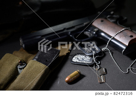銃弾にピントを合わせた古い軍用拳銃のイメージ 銃弾にピントを合わせた古い軍用拳銃のイメージ 82472316