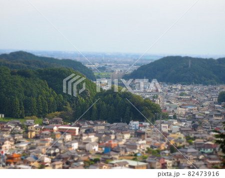 高台から見下ろす山に囲まれた町のジオラマ 高台から見下ろす山に囲まれた町のジオラマ 82473916