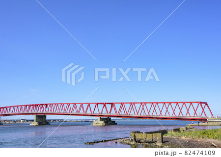 北海道　東部　厚岸の海と橋と町 82474109