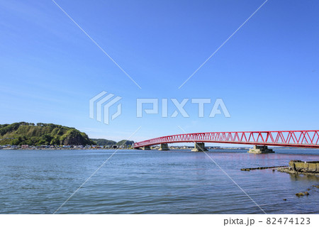 北海道　東部　厚岸の海と橋と町 82474123