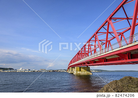 北海道　東部　厚岸の海と橋と町 82474206