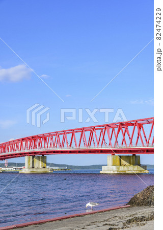 北海道　東部　厚岸の海と橋と町 82474229