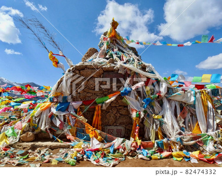 チベット仏教のタルチョ(祈祷旗)で飾られる道標 チベット仏教のタルチョ(祈祷旗)で飾られる道標 82474332