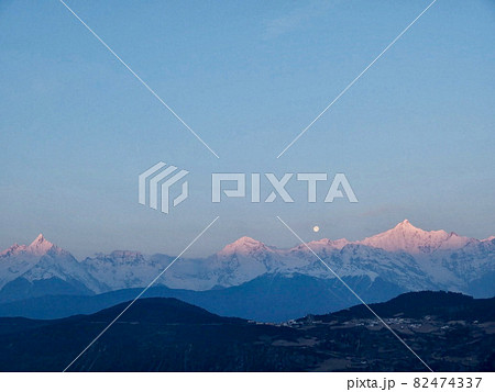 中国雲南省 満月と梅里雪山 中国雲南省 満月と梅里雪山 82474337