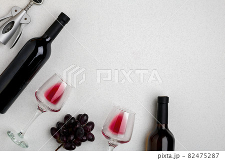 Two glasses of red wine and grapes. Top view 82475287