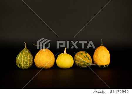 横に並んだハロウィンの飾りかぼちゃ 82476946