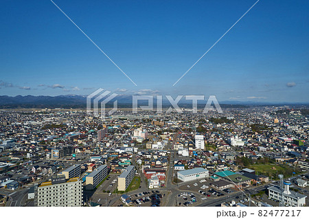 秋田県　秋田市土崎と大平山の景色 82477217