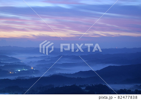 早朝の鹿野山の風景《君津市》 82477838