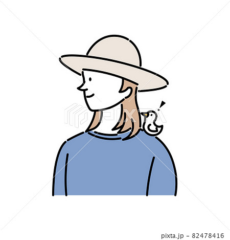 帽子をかぶった女性の飼い主の肩の上に止まるペットの白い小鳥 82478416