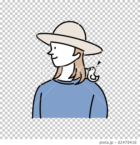 帽子をかぶった女性の飼い主の肩の上に止まるペットの白い小鳥 82478416