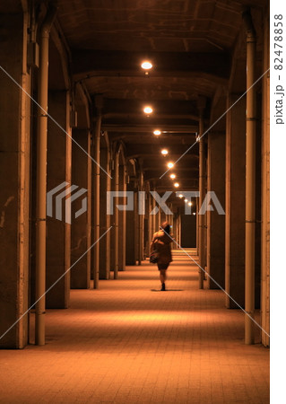 横浜象の鼻パーク 橋の下を歩く女性 横浜象の鼻パーク 橋の下を歩く女性 82478858